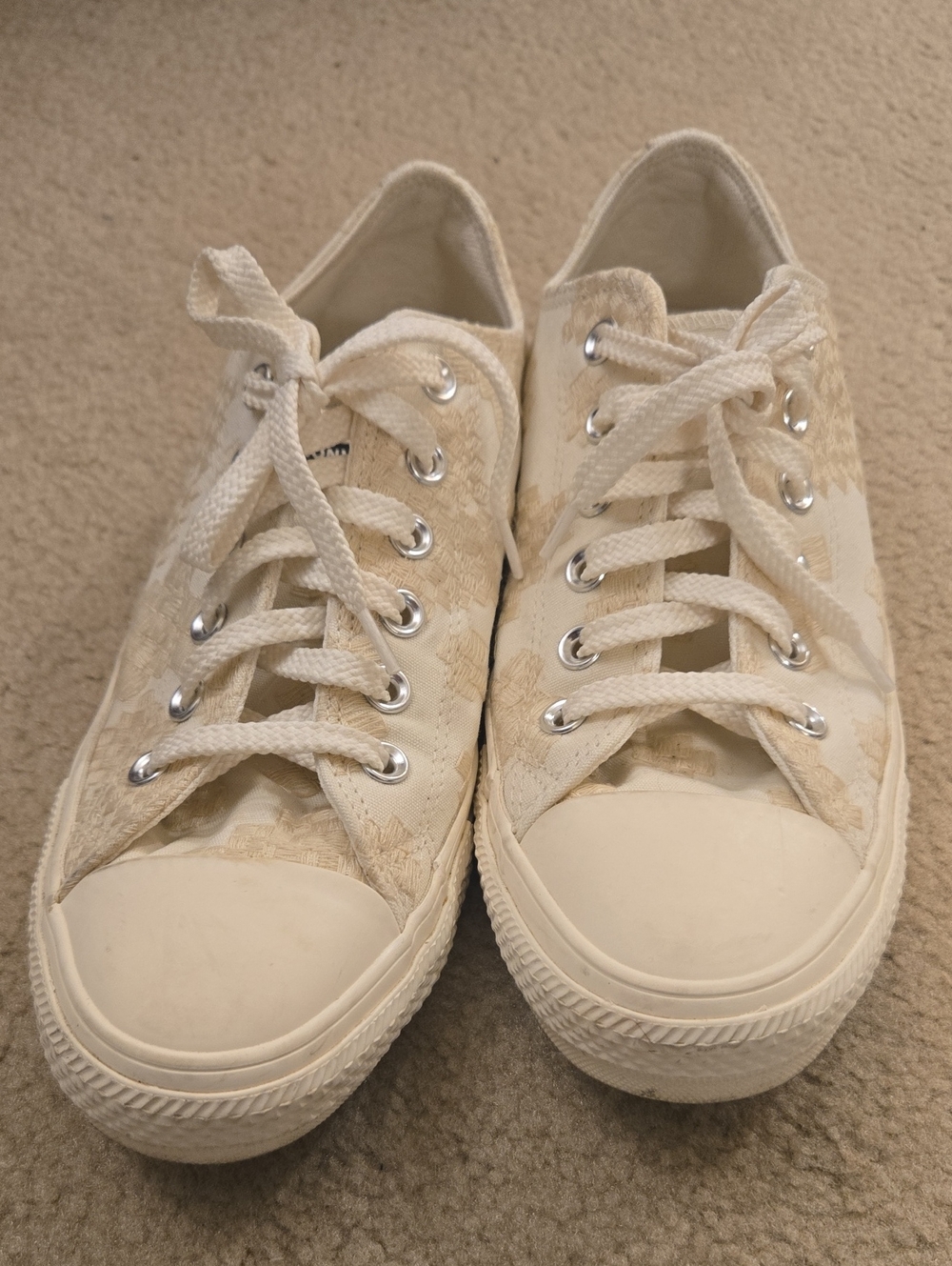 Converse Sz 8.5 Low-Top Lace-Up Women’s Sneakers in Cream